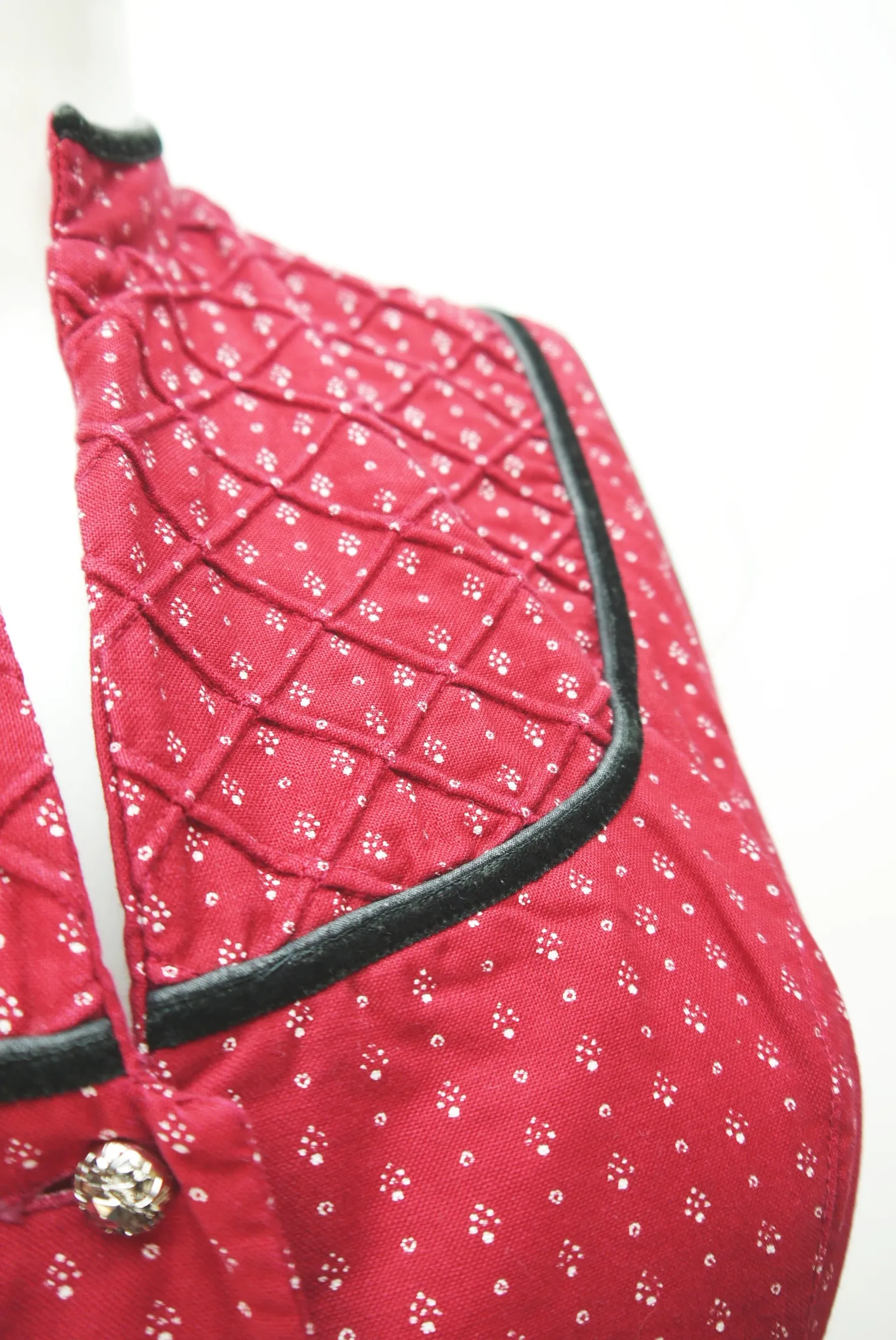 Alphorn Vintage Dirndl rot hochgeschlossen mit Prägmuster und Schürze Gr.36