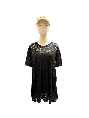 BARBARA Kurzes Spitzenkleid mit kurzen Ärmeln und Futter