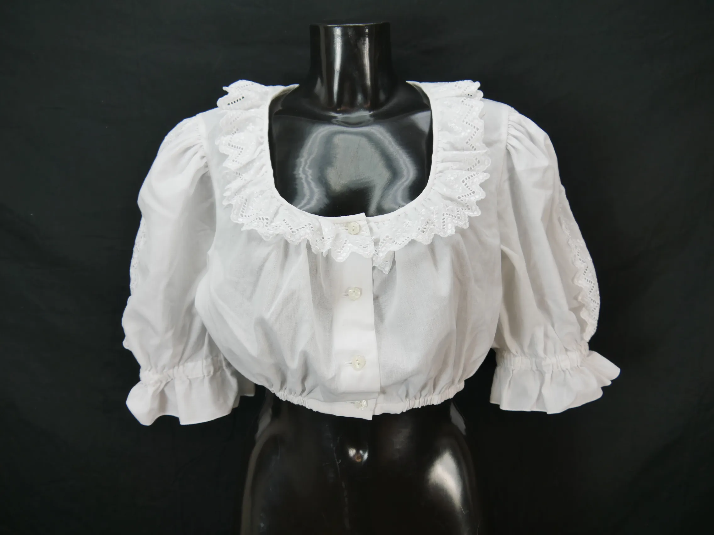 Gr.48 Dirndlbluse weiß Bluse für Dirndl Hanne Modell Spitze und Stickerei B10356
