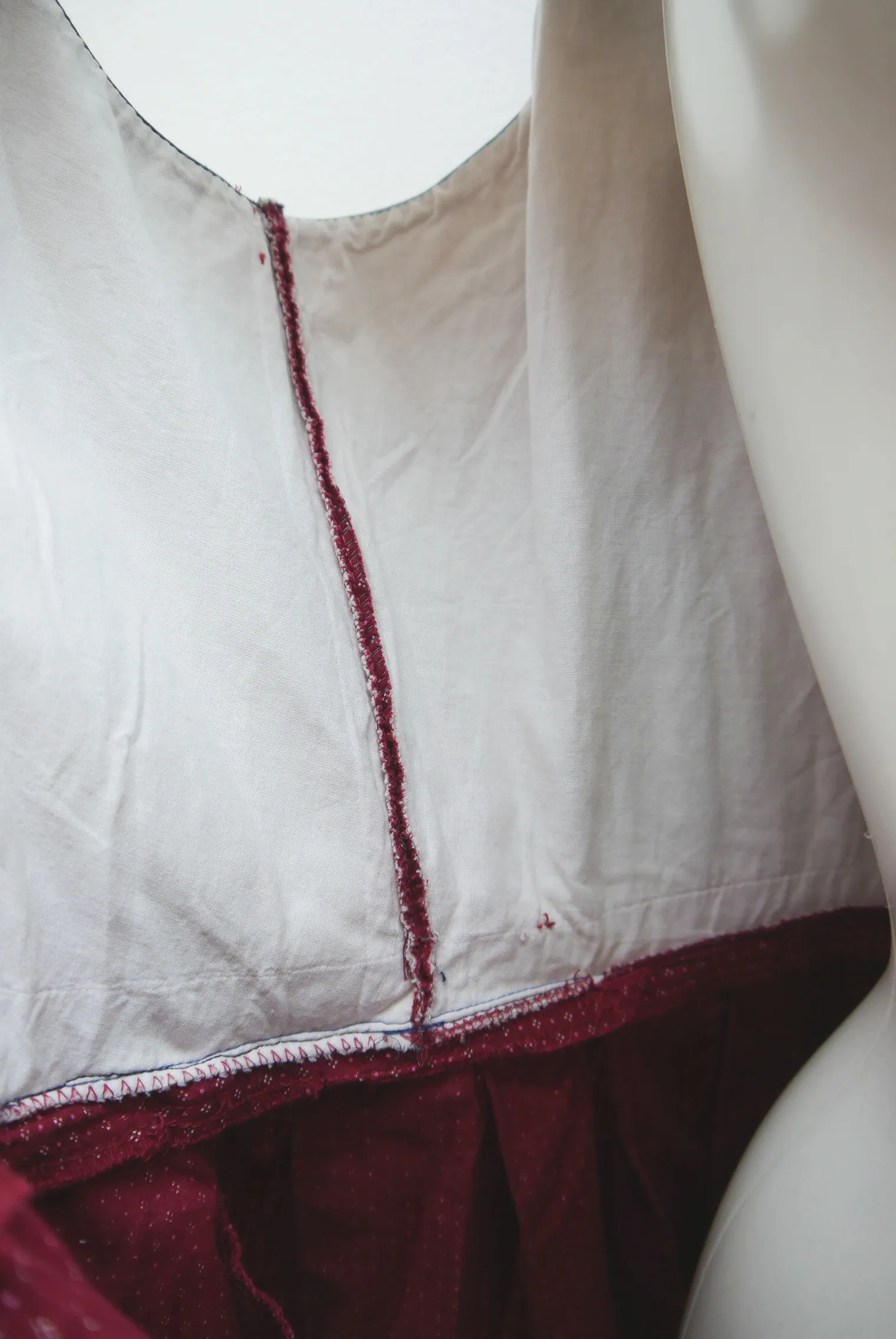 Leichtes Straßer Dirndl rot Feinmuster mit schönen Knöpfen ohne Schürze Gr.40